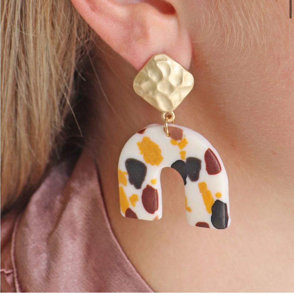 HAMMERED SQUARE AND CLAY ARCH EARRINGS  Brown and Black
